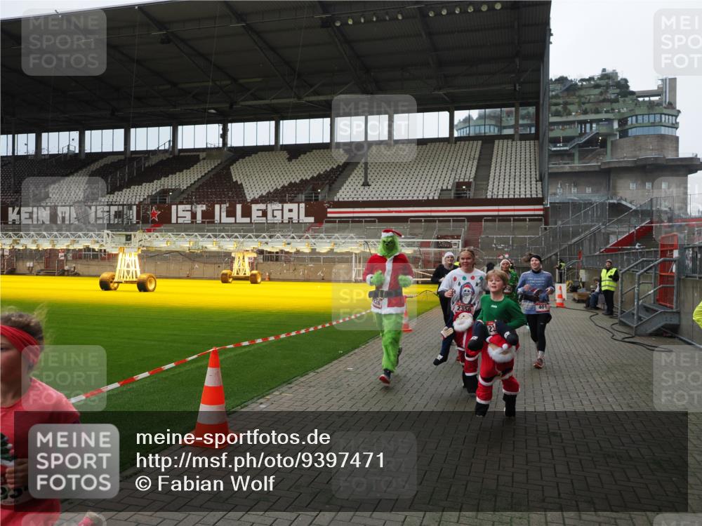 07.12.2025 - St. Pauli X-Mass-Run No. 15 Fabian Wolf http://msf.ph/oto/9397471 07.12.2025 10:45:23 Ziel 82, 401, 430, 467, 631, 636, 1096, 1245, 2086, 2158, 2220, 2355, 2356, 2524, 2535, 2926, 2934, 3350 meine-sportfotos.de