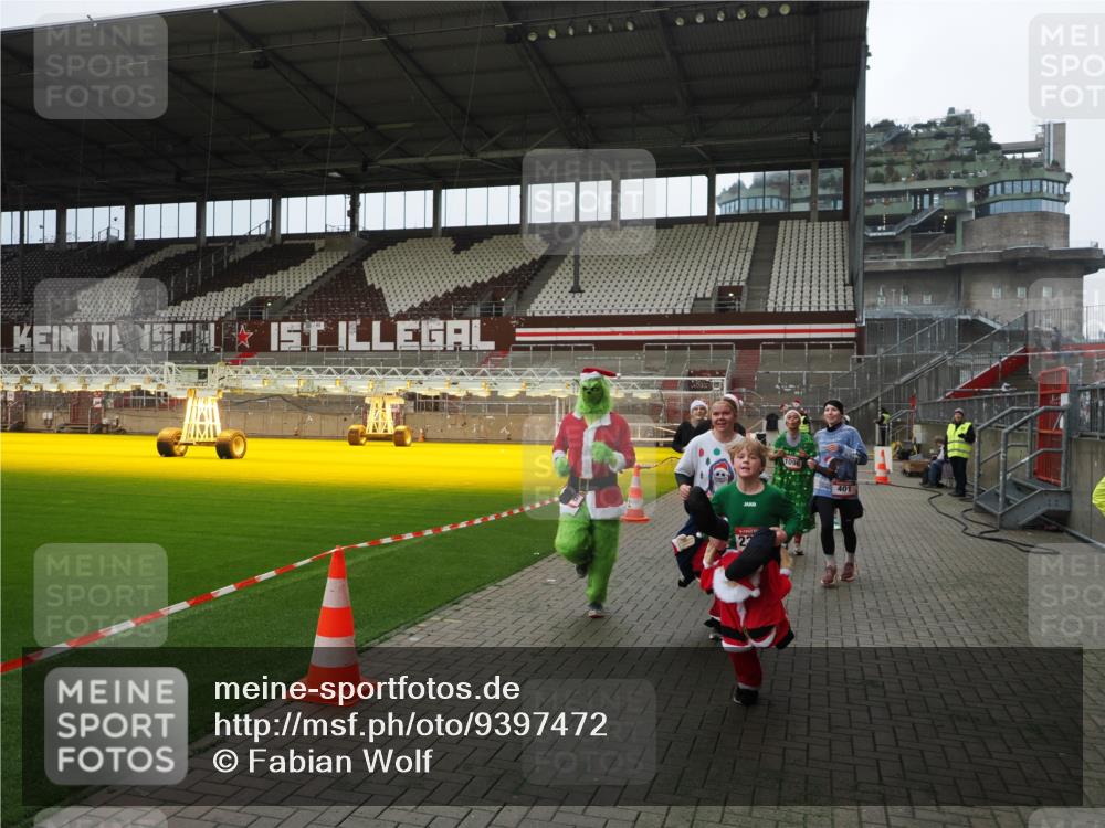 07.12.2025 - St. Pauli X-Mass-Run No. 15 Fabian Wolf http://msf.ph/oto/9397472 07.12.2025 10:45:23 Ziel 82, 401, 430, 467, 631, 636, 1096, 1245, 2086, 2158, 2220, 2355, 2356, 2524, 2535, 2926, 2934, 3350 meine-sportfotos.de