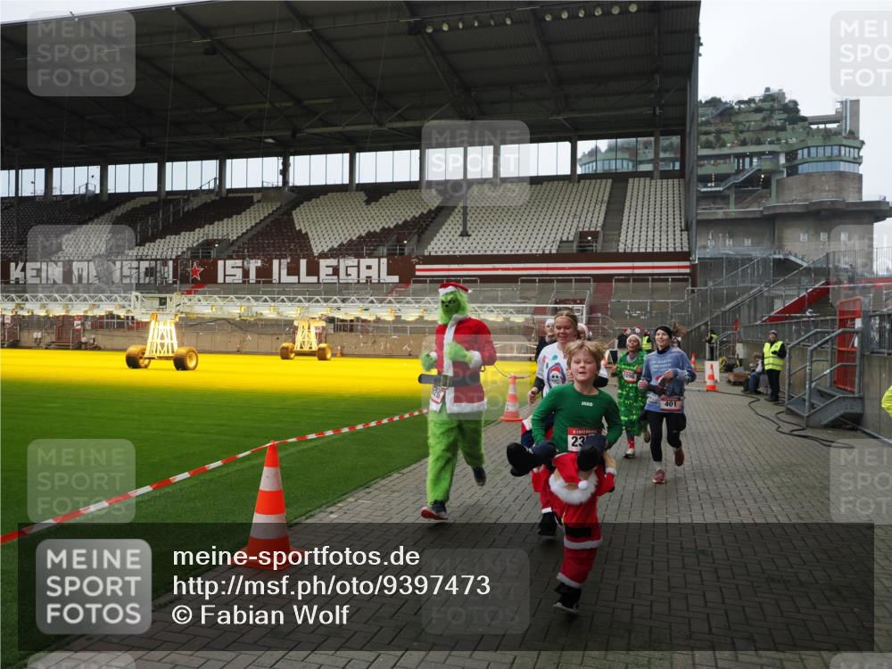 07.12.2025 - St. Pauli X-Mass-Run No. 15 Fabian Wolf http://msf.ph/oto/9397473 07.12.2025 10:45:23 Ziel 82, 401, 430, 467, 631, 636, 1096, 1245, 2086, 2158, 2220, 2355, 2356, 2524, 2535, 2926, 2934, 3350 meine-sportfotos.de