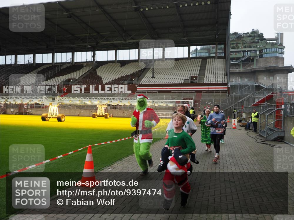 07.12.2025 - St. Pauli X-Mass-Run No. 15 Fabian Wolf http://msf.ph/oto/9397474 07.12.2025 10:45:23 Ziel 82, 401, 430, 467, 631, 636, 1096, 1245, 2086, 2158, 2220, 2355, 2356, 2524, 2535, 2926, 2934, 3350 meine-sportfotos.de