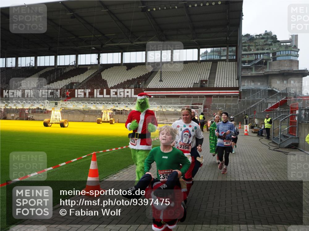 07.12.2025 - St. Pauli X-Mass-Run No. 15 Fabian Wolf http://msf.ph/oto/9397475 07.12.2025 10:45:23 Ziel 82, 401, 430, 467, 631, 636, 1096, 1245, 2086, 2158, 2220, 2355, 2356, 2524, 2535, 2926, 2934, 3350 meine-sportfotos.de
