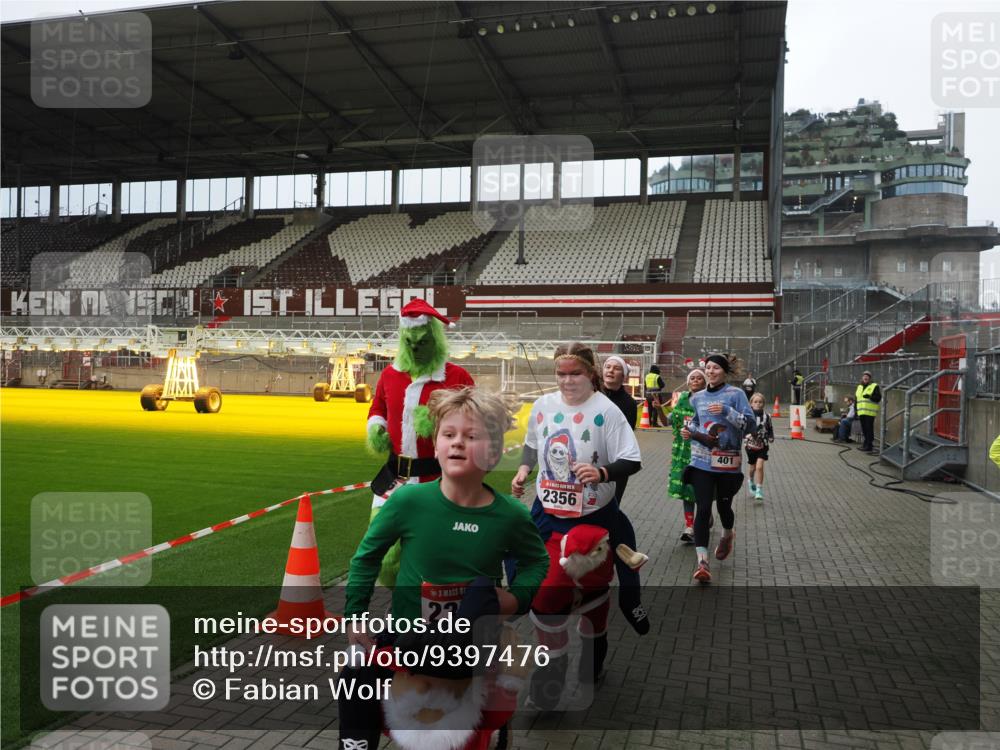 07.12.2025 - St. Pauli X-Mass-Run No. 15 Fabian Wolf http://msf.ph/oto/9397476 07.12.2025 10:45:24 Ziel 82, 401, 430, 467, 631, 636, 1096, 1245, 2086, 2158, 2220, 2355, 2356, 2535, 2926, 2934, 3350 meine-sportfotos.de