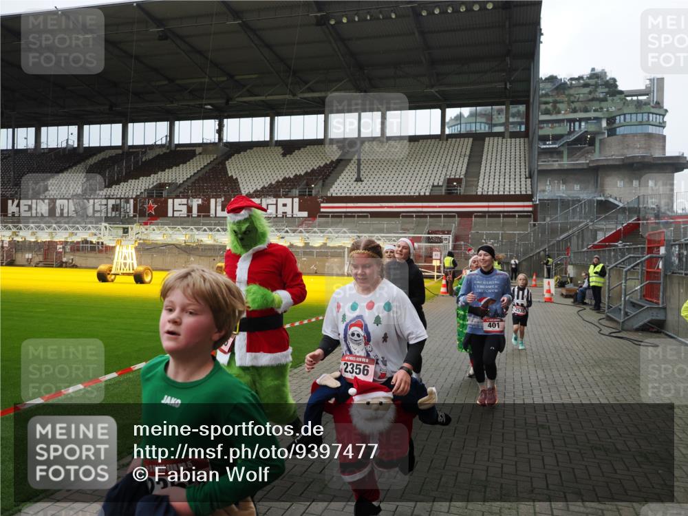 07.12.2025 - St. Pauli X-Mass-Run No. 15 Fabian Wolf http://msf.ph/oto/9397477 07.12.2025 10:45:24 Ziel 82, 401, 430, 467, 631, 636, 1096, 1245, 2086, 2158, 2220, 2355, 2356, 2535, 2926, 2934, 3350 meine-sportfotos.de