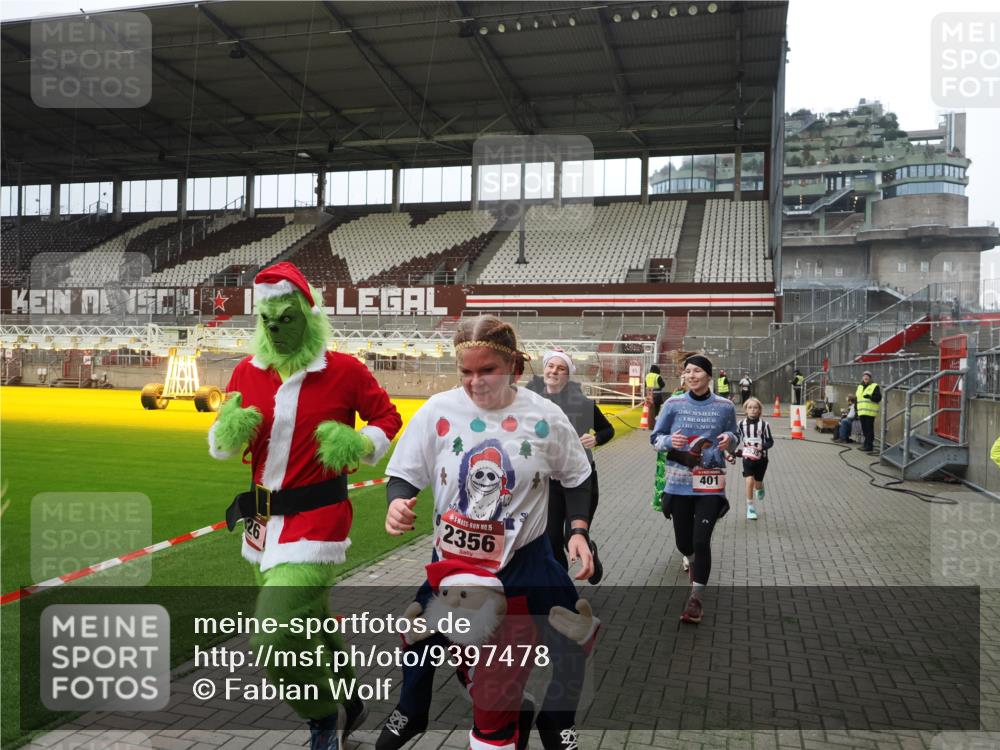 07.12.2025 - St. Pauli X-Mass-Run No. 15 Fabian Wolf http://msf.ph/oto/9397478 07.12.2025 10:45:24 Ziel 82, 401, 430, 467, 631, 636, 1096, 1245, 2086, 2158, 2220, 2355, 2356, 2535, 2926, 2934, 3350 meine-sportfotos.de