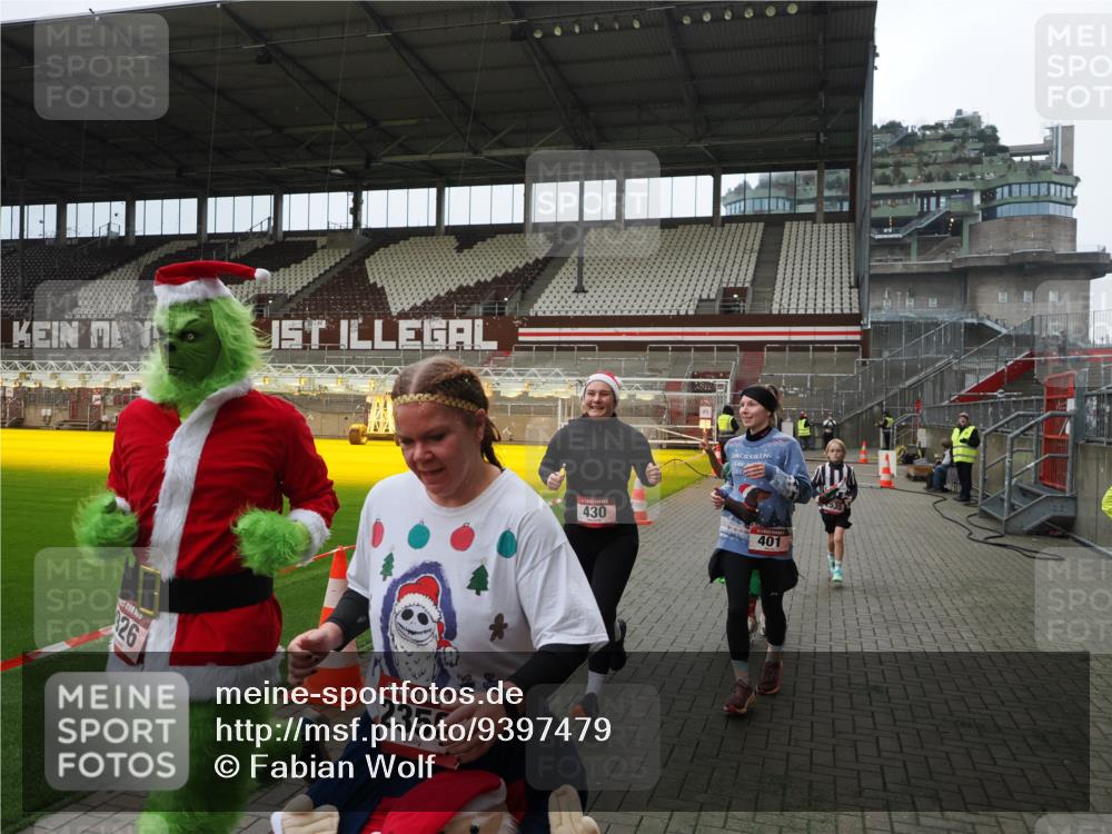 07.12.2025 - St. Pauli X-Mass-Run No. 15 Fabian Wolf http://msf.ph/oto/9397479 07.12.2025 10:45:24 Ziel 82, 401, 430, 467, 631, 636, 1096, 1245, 2086, 2158, 2220, 2355, 2356, 2535, 2926, 2934, 3350 meine-sportfotos.de