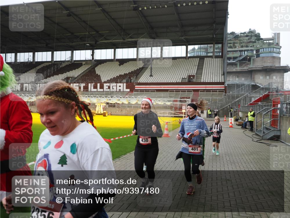 07.12.2025 - St. Pauli X-Mass-Run No. 15 Fabian Wolf http://msf.ph/oto/9397480 07.12.2025 10:45:24 Ziel 82, 401, 430, 467, 631, 636, 1096, 1245, 2086, 2158, 2220, 2355, 2356, 2535, 2926, 2934, 3350 meine-sportfotos.de