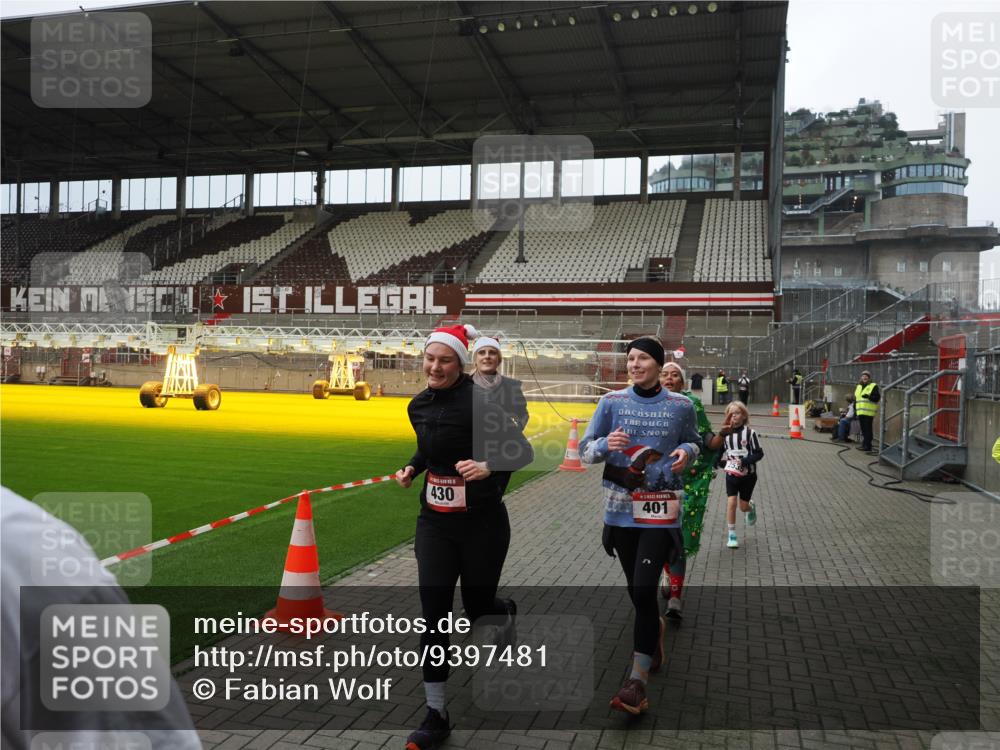07.12.2025 - St. Pauli X-Mass-Run No. 15 Fabian Wolf http://msf.ph/oto/9397481 07.12.2025 10:45:25 Ziel 82, 401, 430, 467, 631, 636, 1096, 1245, 2086, 2220, 2355, 2356, 2535, 2926, 2934, 3350 meine-sportfotos.de