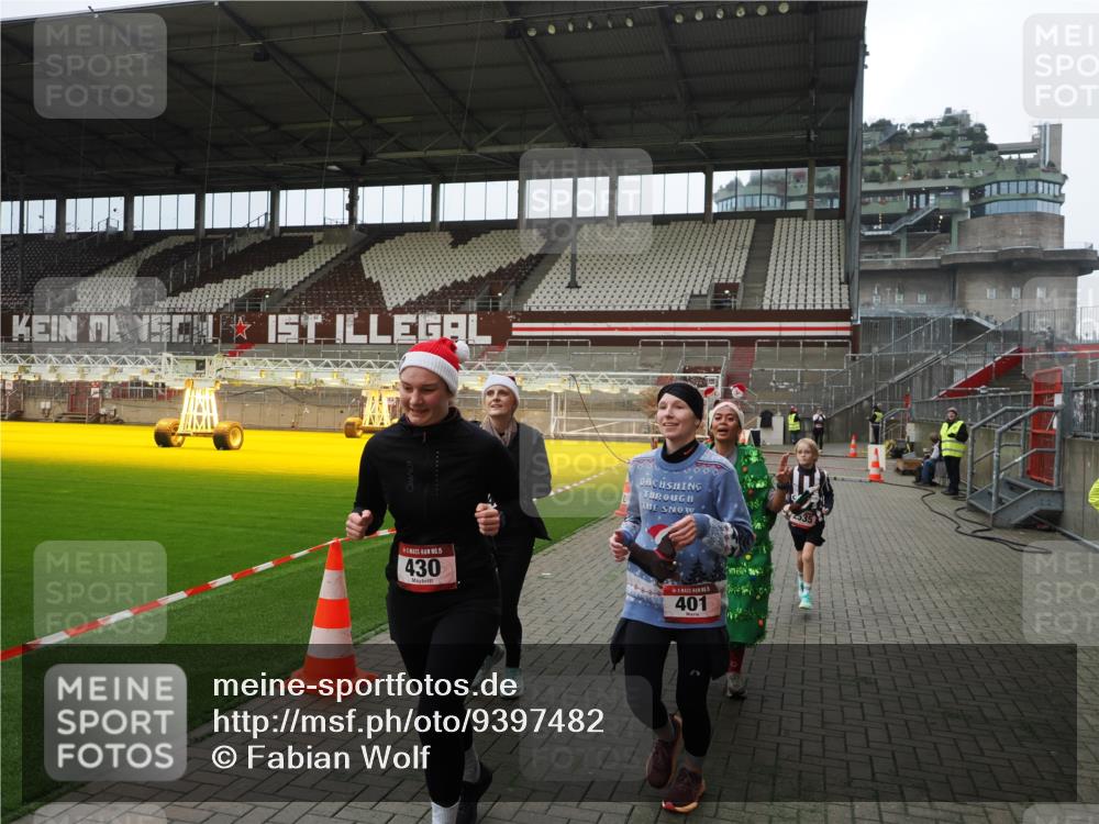 07.12.2025 - St. Pauli X-Mass-Run No. 15 Fabian Wolf http://msf.ph/oto/9397482 07.12.2025 10:45:25 Ziel 82, 401, 430, 467, 631, 636, 1096, 1245, 2086, 2220, 2355, 2356, 2535, 2926, 2934, 3350 meine-sportfotos.de
