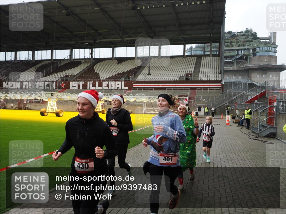07.12.2025 - St. Pauli X-Mass-Run No. 15 Fabian Wolf http://msf.ph/oto/9397483 07.12.2025 10:45:25 Ziel 82, 401, 430, 467, 631, 636, 1096, 1245, 2086, 2220, 2355, 2356, 2535, 2926, 2934, 3350 meine-sportfotos.de