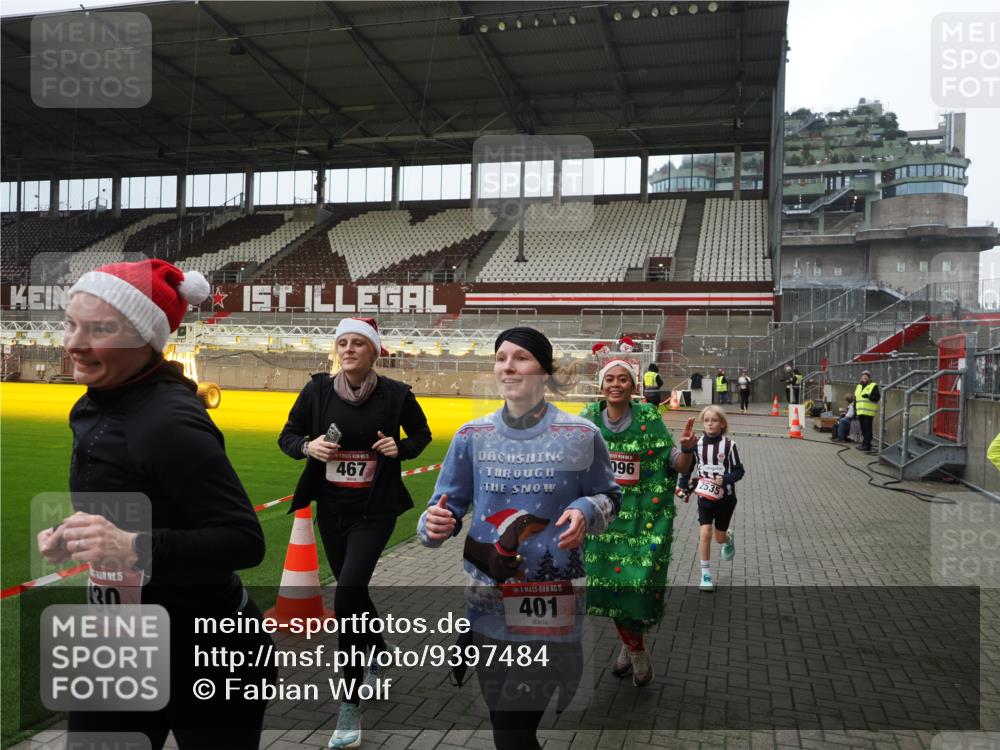 07.12.2025 - St. Pauli X-Mass-Run No. 15 Fabian Wolf http://msf.ph/oto/9397484 07.12.2025 10:45:25 Ziel 82, 401, 430, 467, 631, 636, 1096, 1245, 2086, 2220, 2355, 2356, 2535, 2926, 2934, 3350 meine-sportfotos.de