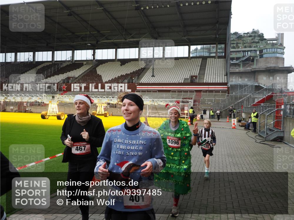 07.12.2025 - St. Pauli X-Mass-Run No. 15 Fabian Wolf http://msf.ph/oto/9397485 07.12.2025 10:45:25 Ziel 82, 401, 430, 467, 631, 636, 1096, 1245, 2086, 2220, 2355, 2356, 2535, 2926, 2934, 3350 meine-sportfotos.de