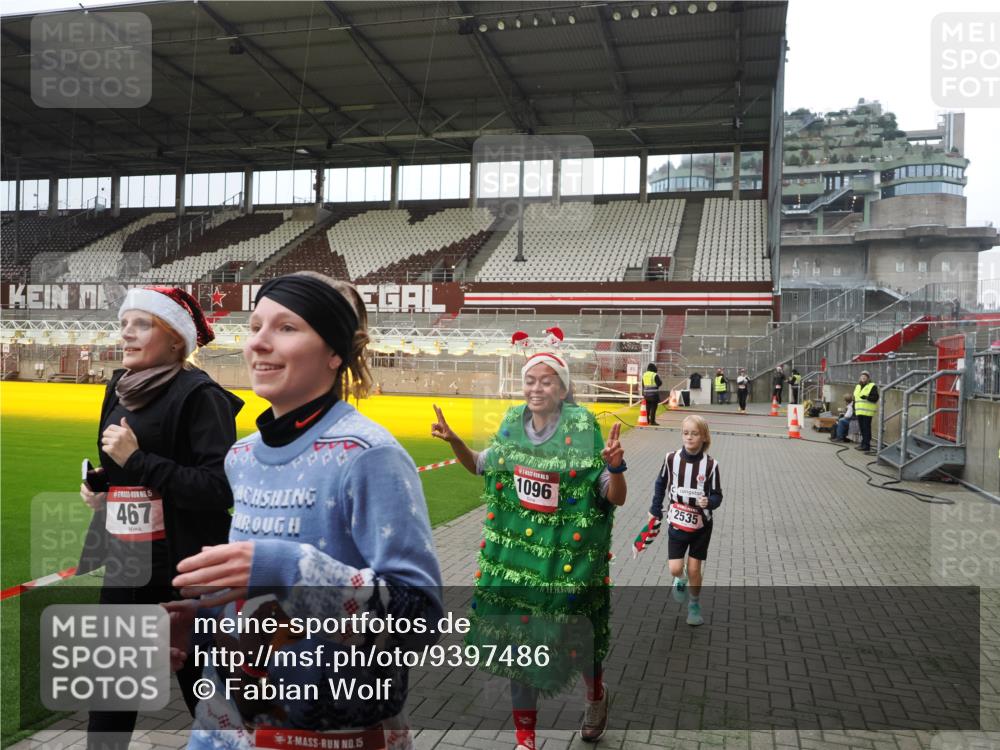 07.12.2025 - St. Pauli X-Mass-Run No. 15 Fabian Wolf http://msf.ph/oto/9397486 07.12.2025 10:45:26 Ziel 82, 401, 430, 467, 631, 636, 1096, 1245, 2086, 2220, 2355, 2356, 2535, 2926, 2934, 3350 meine-sportfotos.de