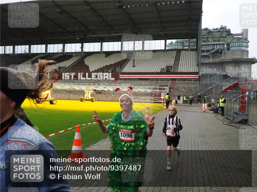 07.12.2025 - St. Pauli X-Mass-Run No. 15 Fabian Wolf http://msf.ph/oto/9397487 07.12.2025 10:45:26 Ziel 82, 401, 430, 467, 631, 636, 1096, 1245, 2086, 2220, 2355, 2356, 2535, 2926, 2934, 3350 meine-sportfotos.de