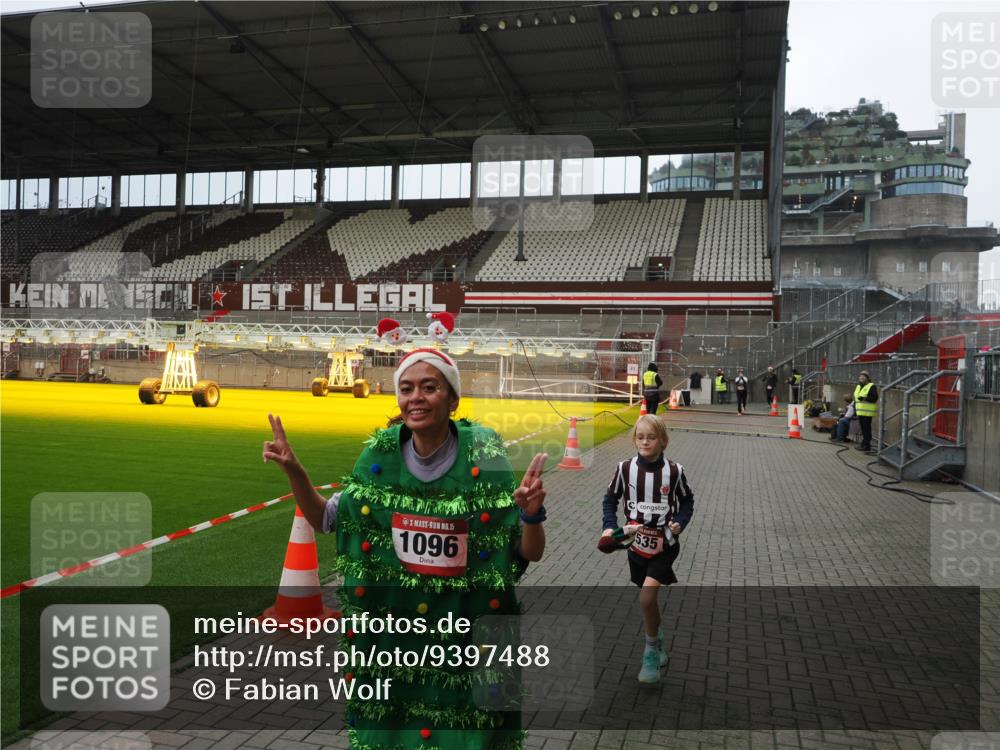07.12.2025 - St. Pauli X-Mass-Run No. 15 Fabian Wolf http://msf.ph/oto/9397488 07.12.2025 10:45:26 Ziel 82, 401, 430, 467, 631, 636, 1096, 1245, 2086, 2220, 2355, 2356, 2535, 2926, 2934, 3350 meine-sportfotos.de