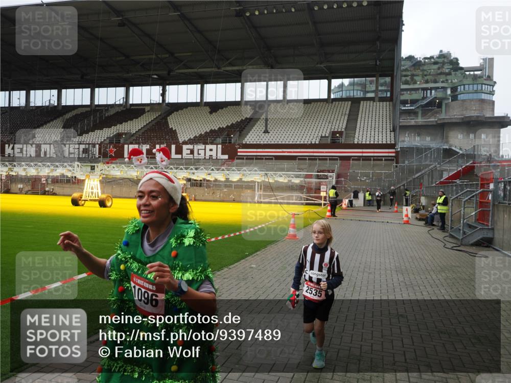 07.12.2025 - St. Pauli X-Mass-Run No. 15 Fabian Wolf http://msf.ph/oto/9397489 07.12.2025 10:45:26 Ziel 82, 401, 430, 467, 631, 636, 1096, 1245, 2086, 2220, 2355, 2356, 2535, 2926, 2934, 3350 meine-sportfotos.de