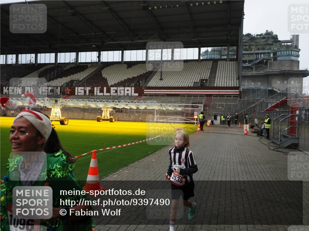 07.12.2025 - St. Pauli X-Mass-Run No. 15 Fabian Wolf http://msf.ph/oto/9397490 07.12.2025 10:45:26 Ziel 82, 401, 430, 467, 631, 636, 1096, 1245, 2086, 2220, 2355, 2356, 2535, 2926, 2934, 3350 meine-sportfotos.de