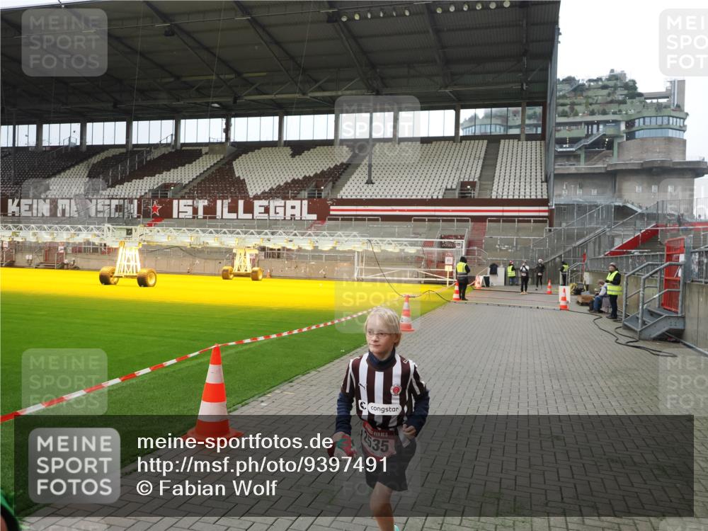 07.12.2025 - St. Pauli X-Mass-Run No. 15 Fabian Wolf http://msf.ph/oto/9397491 07.12.2025 10:45:27 Ziel 82, 401, 430, 467, 1096, 1245, 2086, 2220, 2355, 2356, 2535, 2926, 2934, 3350 meine-sportfotos.de