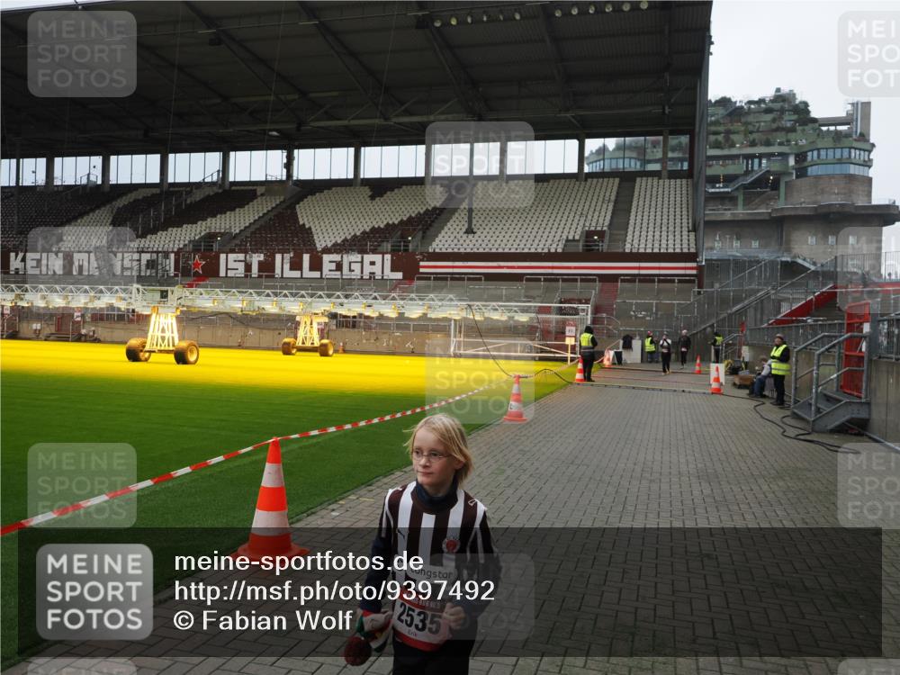 07.12.2025 - St. Pauli X-Mass-Run No. 15 Fabian Wolf http://msf.ph/oto/9397492 07.12.2025 10:45:27 Ziel 82, 401, 430, 467, 1096, 1245, 2086, 2220, 2355, 2356, 2535, 2926, 2934, 3350 meine-sportfotos.de