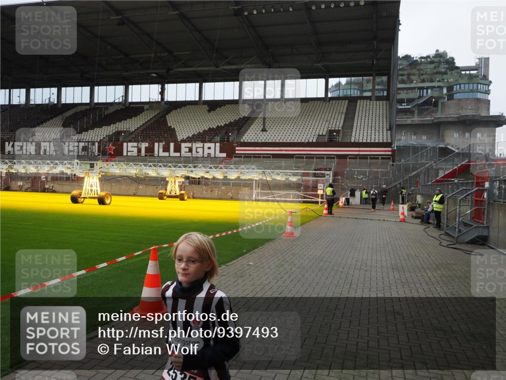 07.12.2025 - St. Pauli X-Mass-Run No. 15 Fabian Wolf http://msf.ph/oto/9397493 07.12.2025 10:45:27 Ziel 82, 401, 430, 467, 1096, 1245, 2086, 2220, 2355, 2356, 2535, 2926, 2934, 3350 meine-sportfotos.de