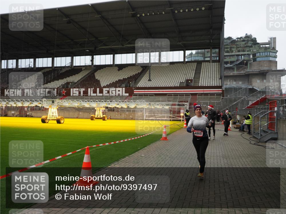 07.12.2025 - St. Pauli X-Mass-Run No. 15 Fabian Wolf http://msf.ph/oto/9397497 07.12.2025 10:45:37 Ziel 430, 467, 1096, 1823, 2535, 3835, 3838, 4854, 4860 meine-sportfotos.de