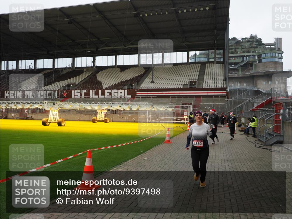 07.12.2025 - St. Pauli X-Mass-Run No. 15 Fabian Wolf http://msf.ph/oto/9397498 07.12.2025 10:45:37 Ziel 430, 467, 1096, 1823, 2535, 3835, 3838, 4854, 4860 meine-sportfotos.de