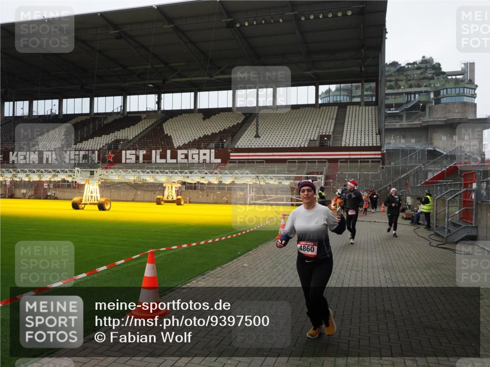 07.12.2025 - St. Pauli X-Mass-Run No. 15 Fabian Wolf http://msf.ph/oto/9397500 07.12.2025 10:45:37 Ziel 430, 467, 1096, 1823, 2535, 3835, 3838, 4854, 4860 meine-sportfotos.de