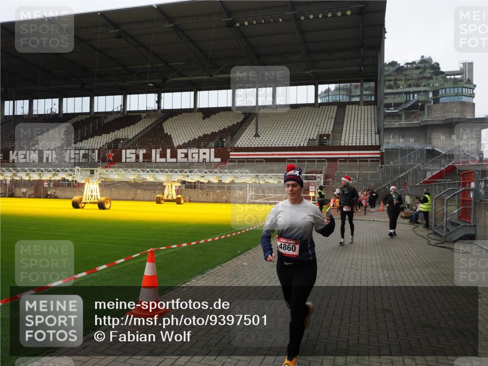 07.12.2025 - St. Pauli X-Mass-Run No. 15 Fabian Wolf http://msf.ph/oto/9397501 07.12.2025 10:45:38 Ziel 1823, 2324, 2326, 2535, 3835, 3838, 4854, 4860 meine-sportfotos.de