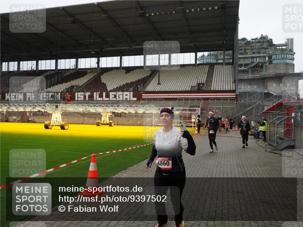 07.12.2025 - St. Pauli X-Mass-Run No. 15 Fabian Wolf http://msf.ph/oto/9397502 07.12.2025 10:45:38 Ziel 1823, 2324, 2326, 2535, 3835, 3838, 4854, 4860 meine-sportfotos.de