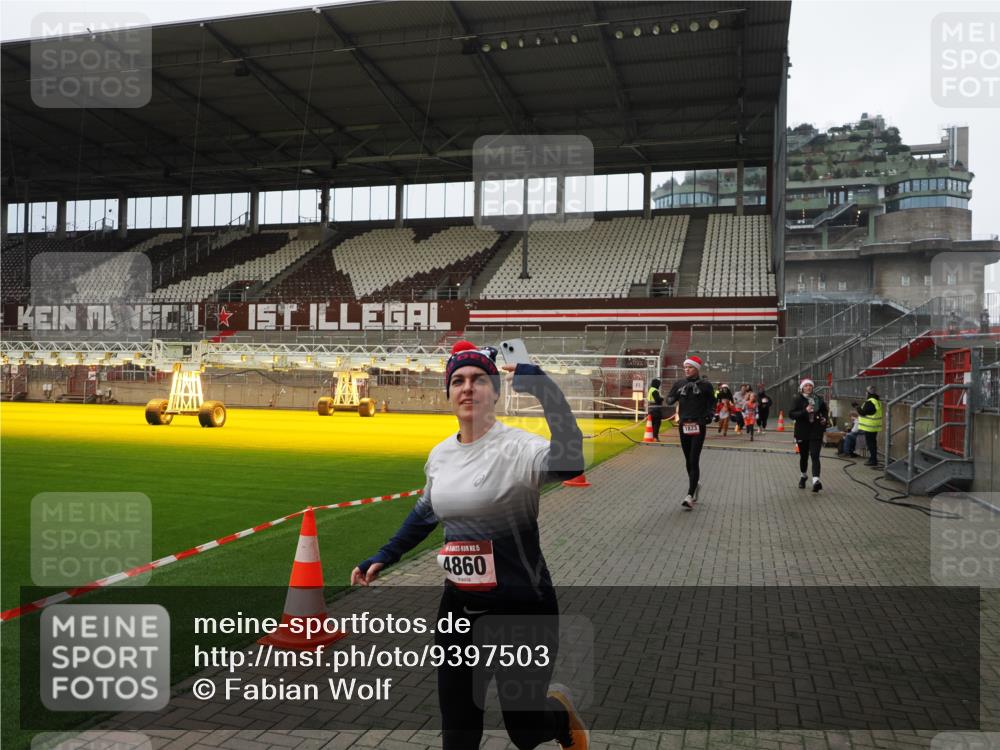 07.12.2025 - St. Pauli X-Mass-Run No. 15 Fabian Wolf http://msf.ph/oto/9397503 07.12.2025 10:45:38 Ziel 1823, 2324, 2326, 2535, 3835, 3838, 4854, 4860 meine-sportfotos.de