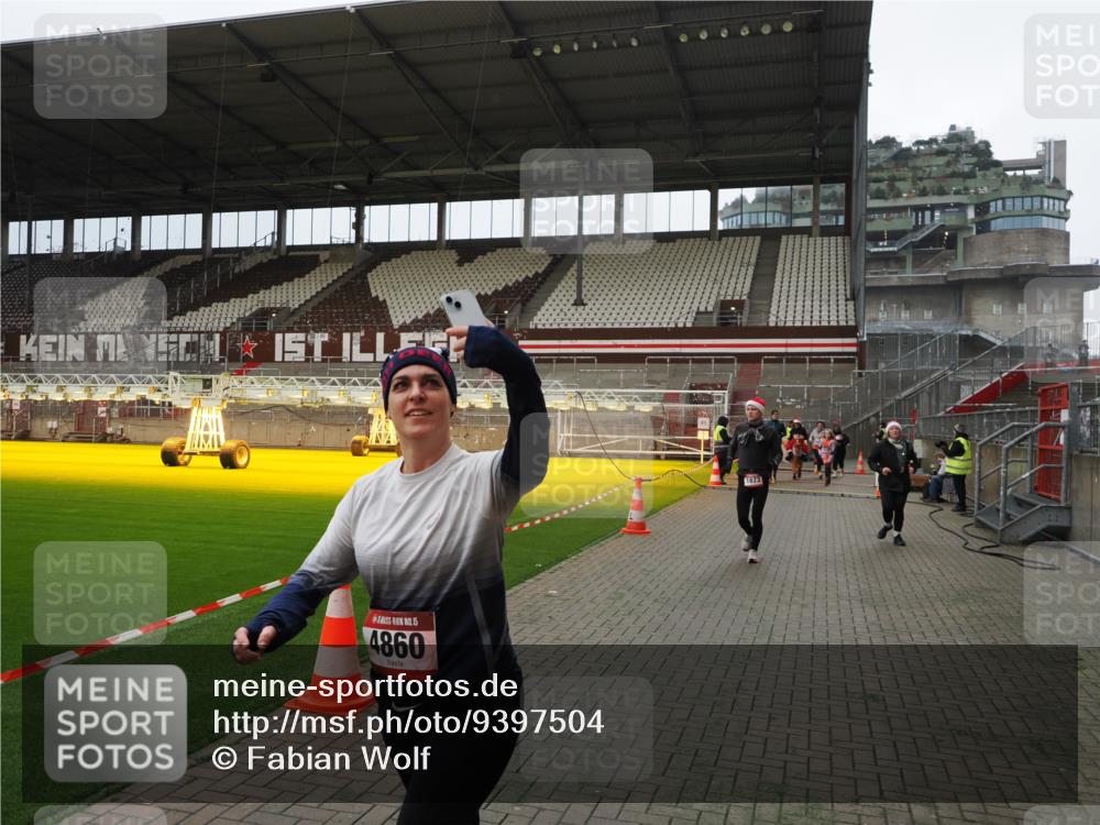 07.12.2025 - St. Pauli X-Mass-Run No. 15 Fabian Wolf http://msf.ph/oto/9397504 07.12.2025 10:45:38 Ziel 1823, 2324, 2326, 2535, 3835, 3838, 4854, 4860 meine-sportfotos.de