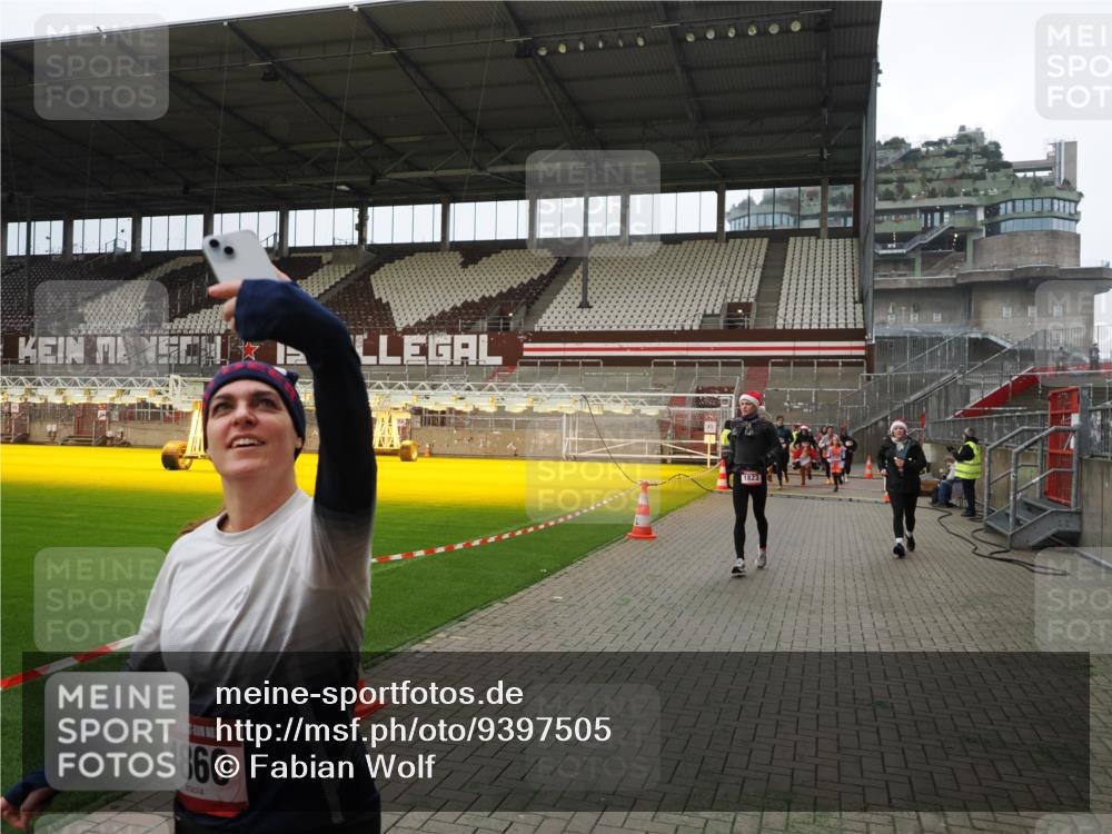 07.12.2025 - St. Pauli X-Mass-Run No. 15 Fabian Wolf http://msf.ph/oto/9397505 07.12.2025 10:45:38 Ziel 1823, 2324, 2326, 2535, 3835, 3838, 4854, 4860 meine-sportfotos.de