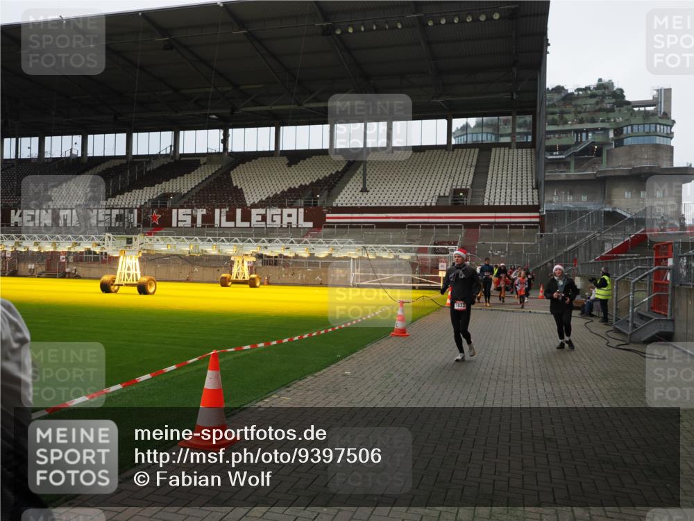 07.12.2025 - St. Pauli X-Mass-Run No. 15 Fabian Wolf http://msf.ph/oto/9397506 07.12.2025 10:45:39 Ziel 1823, 2218, 2324, 2326, 2535, 3835, 3838, 4762, 4854, 4860 meine-sportfotos.de
