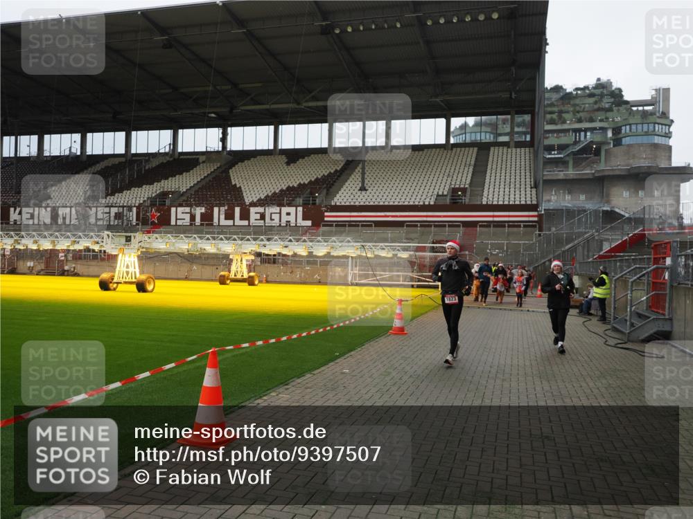 07.12.2025 - St. Pauli X-Mass-Run No. 15 Fabian Wolf http://msf.ph/oto/9397507 07.12.2025 10:45:39 Ziel 1823, 2218, 2324, 2326, 2535, 3835, 3838, 4762, 4854, 4860 meine-sportfotos.de