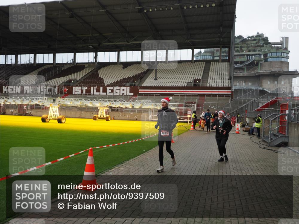 07.12.2025 - St. Pauli X-Mass-Run No. 15 Fabian Wolf http://msf.ph/oto/9397509 07.12.2025 10:45:40 Ziel 1823, 2218, 2324, 2326, 3835, 3838, 4762, 4854, 4860 meine-sportfotos.de