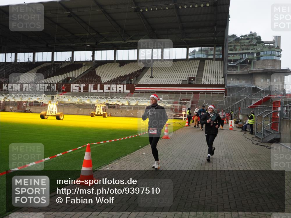 07.12.2025 - St. Pauli X-Mass-Run No. 15 Fabian Wolf http://msf.ph/oto/9397510 07.12.2025 10:45:40 Ziel 1823, 2218, 2324, 2326, 3835, 3838, 4762, 4854, 4860 meine-sportfotos.de