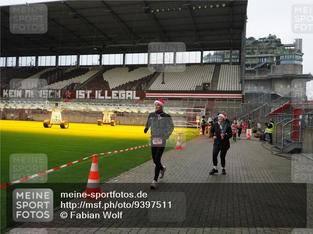 07.12.2025 - St. Pauli X-Mass-Run No. 15 Fabian Wolf http://msf.ph/oto/9397511 07.12.2025 10:45:40 Ziel 1823, 2218, 2324, 2326, 3835, 3838, 4762, 4854, 4860 meine-sportfotos.de