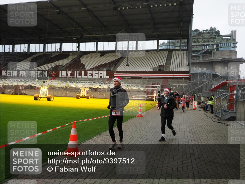 07.12.2025 - St. Pauli X-Mass-Run No. 15 Fabian Wolf http://msf.ph/oto/9397512 07.12.2025 10:45:41 Ziel 1823, 2218, 2324, 2326, 3835, 3838, 4762, 4854, 4860 meine-sportfotos.de