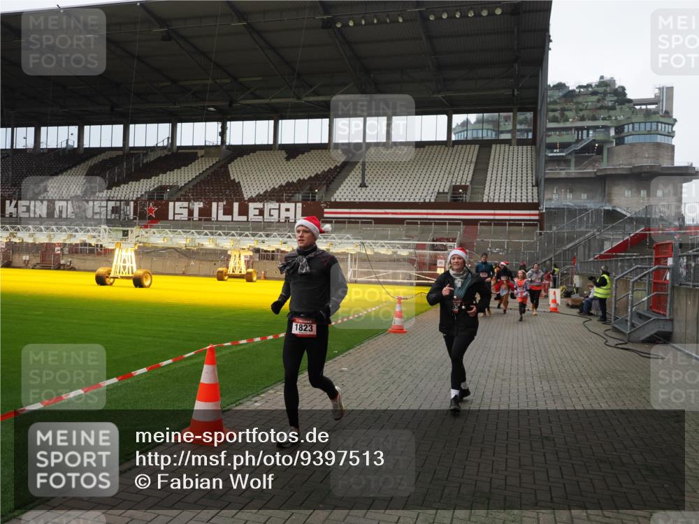 07.12.2025 - St. Pauli X-Mass-Run No. 15 Fabian Wolf http://msf.ph/oto/9397513 07.12.2025 10:45:41 Ziel 1823, 2218, 2324, 2326, 3835, 3838, 4762, 4854, 4860 meine-sportfotos.de