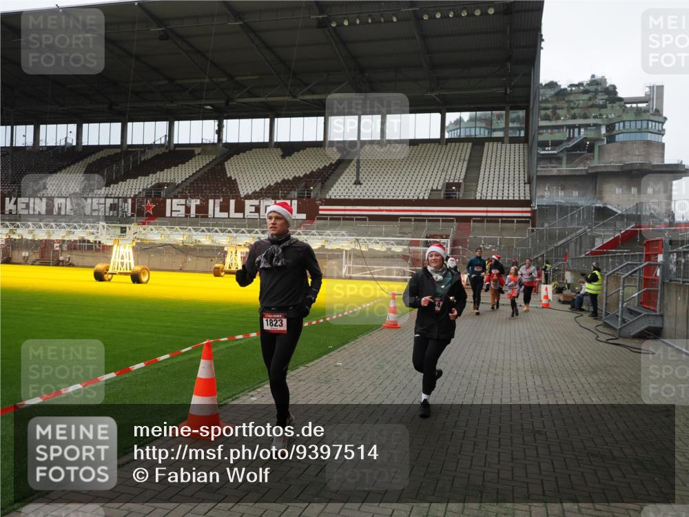 07.12.2025 - St. Pauli X-Mass-Run No. 15 Fabian Wolf http://msf.ph/oto/9397514 07.12.2025 10:45:41 Ziel 1823, 2218, 2324, 2326, 3835, 3838, 4762, 4854, 4860 meine-sportfotos.de