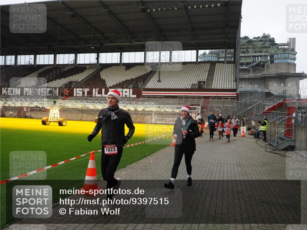 07.12.2025 - St. Pauli X-Mass-Run No. 15 Fabian Wolf http://msf.ph/oto/9397515 07.12.2025 10:45:41 Ziel 1823, 2218, 2324, 2326, 3835, 3838, 4762, 4854, 4860 meine-sportfotos.de