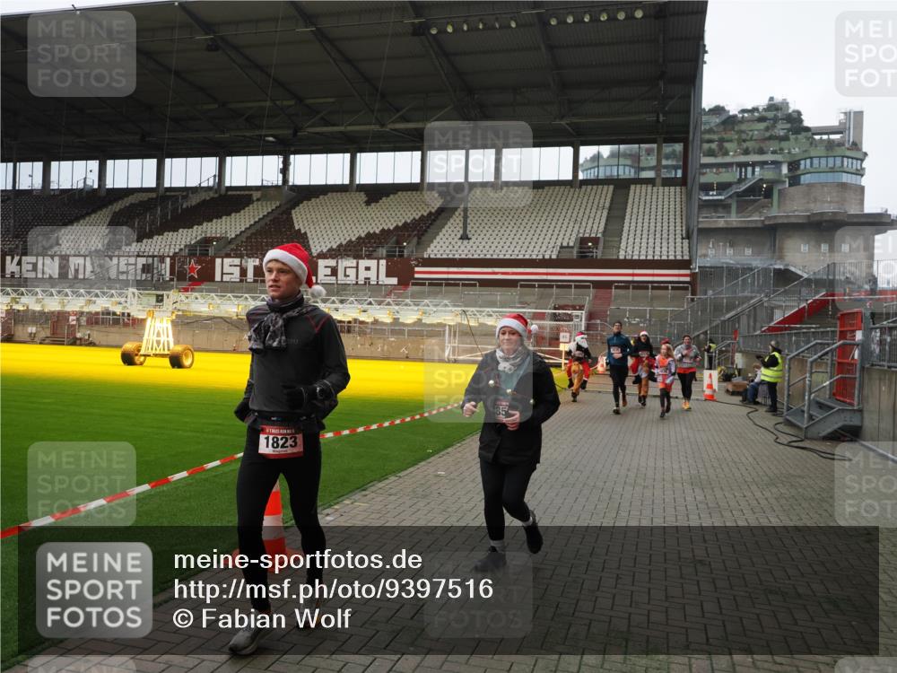 07.12.2025 - St. Pauli X-Mass-Run No. 15 Fabian Wolf http://msf.ph/oto/9397516 07.12.2025 10:45:41 Ziel 1823, 2218, 2324, 2326, 3835, 3838, 4762, 4854, 4860 meine-sportfotos.de