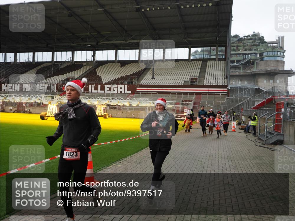 07.12.2025 - St. Pauli X-Mass-Run No. 15 Fabian Wolf http://msf.ph/oto/9397517 07.12.2025 10:45:42 Ziel 1823, 2076, 2218, 2324, 2326, 3835, 3838, 4762, 4854, 4860 meine-sportfotos.de