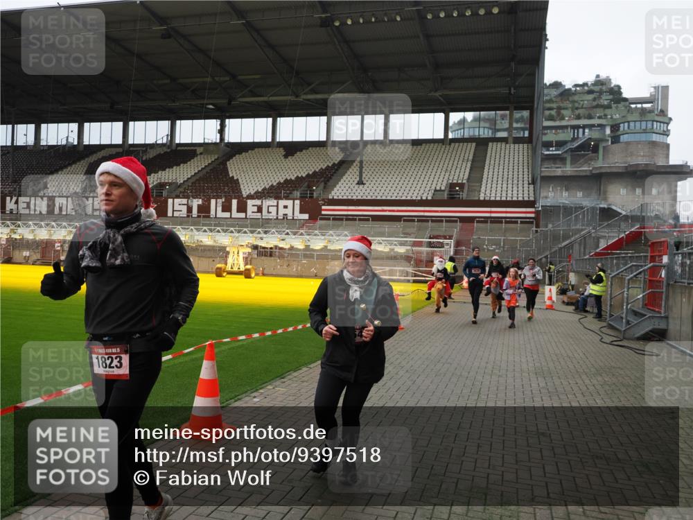 07.12.2025 - St. Pauli X-Mass-Run No. 15 Fabian Wolf http://msf.ph/oto/9397518 07.12.2025 10:45:42 Ziel 1823, 2076, 2218, 2324, 2326, 3835, 3838, 4762, 4854, 4860 meine-sportfotos.de