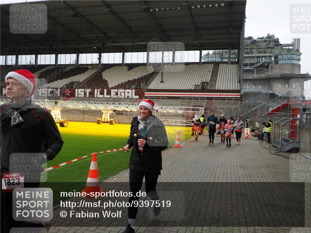 07.12.2025 - St. Pauli X-Mass-Run No. 15 Fabian Wolf http://msf.ph/oto/9397519 07.12.2025 10:45:42 Ziel 1823, 2076, 2218, 2324, 2326, 3835, 3838, 4762, 4854, 4860 meine-sportfotos.de