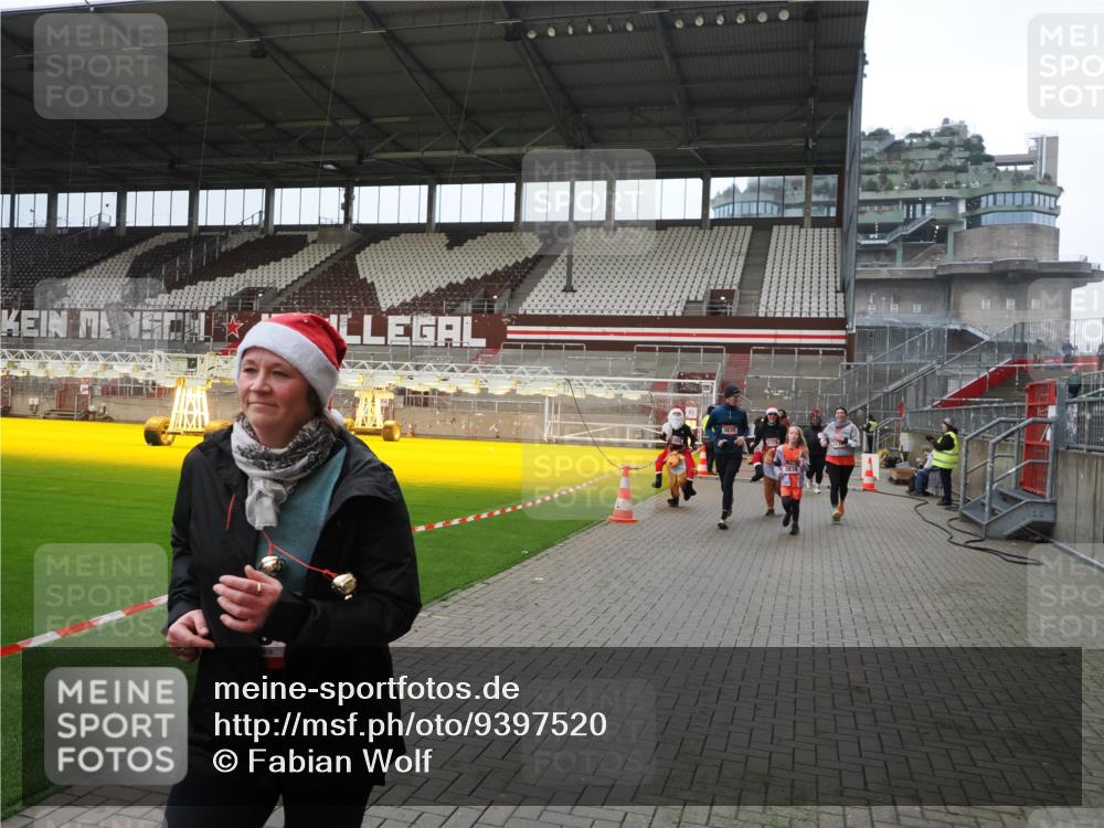07.12.2025 - St. Pauli X-Mass-Run No. 15 Fabian Wolf http://msf.ph/oto/9397520 07.12.2025 10:45:43 Ziel 1823, 2076, 2079, 2089, 2218, 2324, 2326, 3835, 3838, 4762, 4854, 4860 meine-sportfotos.de