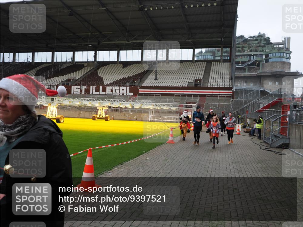 07.12.2025 - St. Pauli X-Mass-Run No. 15 Fabian Wolf http://msf.ph/oto/9397521 07.12.2025 10:45:43 Ziel 1823, 2076, 2079, 2089, 2218, 2324, 2326, 3835, 3838, 4762, 4854, 4860 meine-sportfotos.de