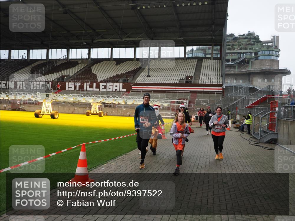 07.12.2025 - St. Pauli X-Mass-Run No. 15 Fabian Wolf http://msf.ph/oto/9397522 07.12.2025 10:45:45 Ziel 1823, 2076, 2079, 2089, 2218, 2324, 2326, 3835, 3838, 4762, 4854, 4860 meine-sportfotos.de