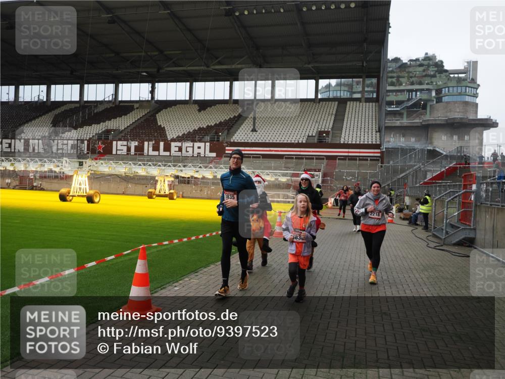 07.12.2025 - St. Pauli X-Mass-Run No. 15 Fabian Wolf http://msf.ph/oto/9397523 07.12.2025 10:45:45 Ziel 1823, 2076, 2079, 2089, 2218, 2324, 2326, 3835, 3838, 4762, 4854, 4860 meine-sportfotos.de