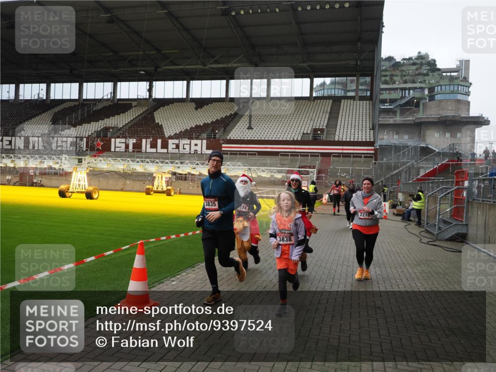 07.12.2025 - St. Pauli X-Mass-Run No. 15 Fabian Wolf http://msf.ph/oto/9397524 07.12.2025 10:45:46 Ziel 1823, 2076, 2079, 2089, 2218, 2324, 2326, 3835, 3838, 4762, 4854, 4860 meine-sportfotos.de