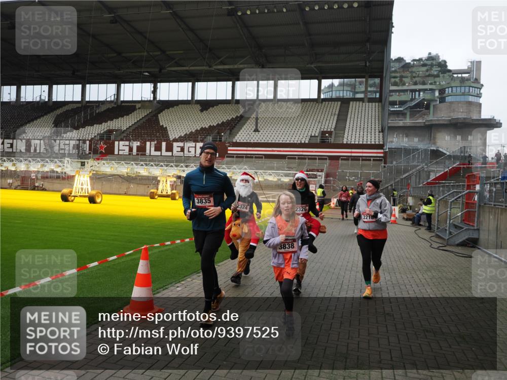 07.12.2025 - St. Pauli X-Mass-Run No. 15 Fabian Wolf http://msf.ph/oto/9397525 07.12.2025 10:45:46 Ziel 1823, 2076, 2079, 2089, 2218, 2324, 2326, 3835, 3838, 4762, 4854, 4860 meine-sportfotos.de